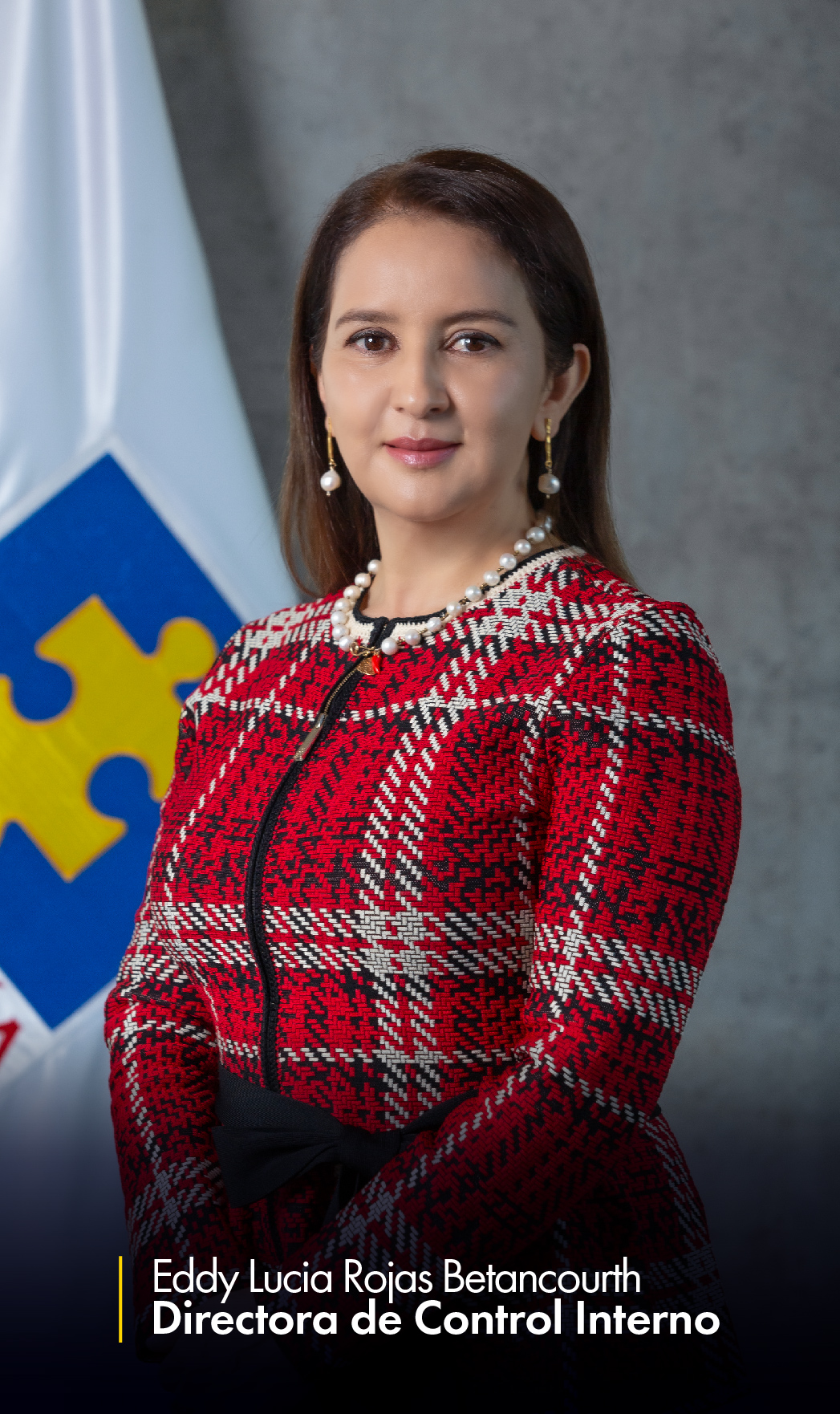 En la imagen aparece Eddy Lucia Rojas Betancourth, directora de Control Interno, en un traje rojo, en una imagen de medio cuerpo, sonriendo a la cámara. Al fondo se ve la bandera de la Fiscalía.