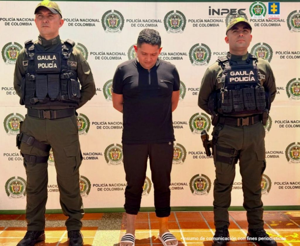 En la imagen aparece el procesado en medio de dos servidores del Gaula de la Policía Nacional.