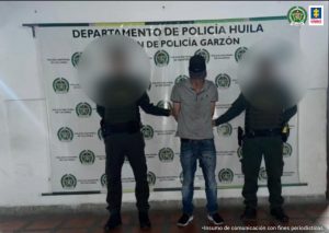 El judicializado se encuentran esposados y en custodia por servidores de la Policía Nacional