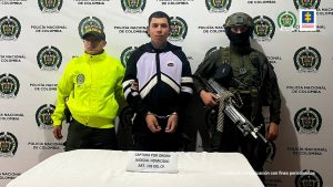 En la foto está el procesado con servidores de la Policía Nacional