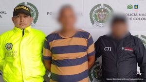 En la imagen aparecen personas detenidas entre uniformados de la Policía y el CTI.