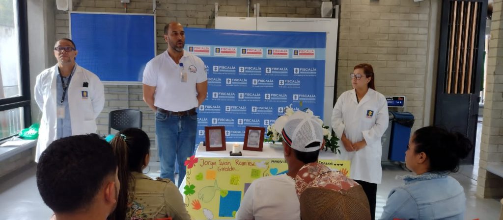 En la fotografía está el Fiscal de Justicia transicional, el médico y la odontóloga del CTI explicando a los familiares de las víctimas el proceso de identificación de los 3 cuerpos entregadas.