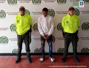 Dos uniformados de la Policía Nacional custodian al procesado, de camisa blanca, presuntamente implicado en un doble homicidio registrado en Soledad.