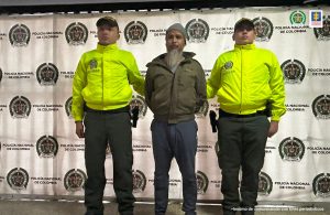 En la imagen está el procesado con dos funcionarios de la Policía Nacional 