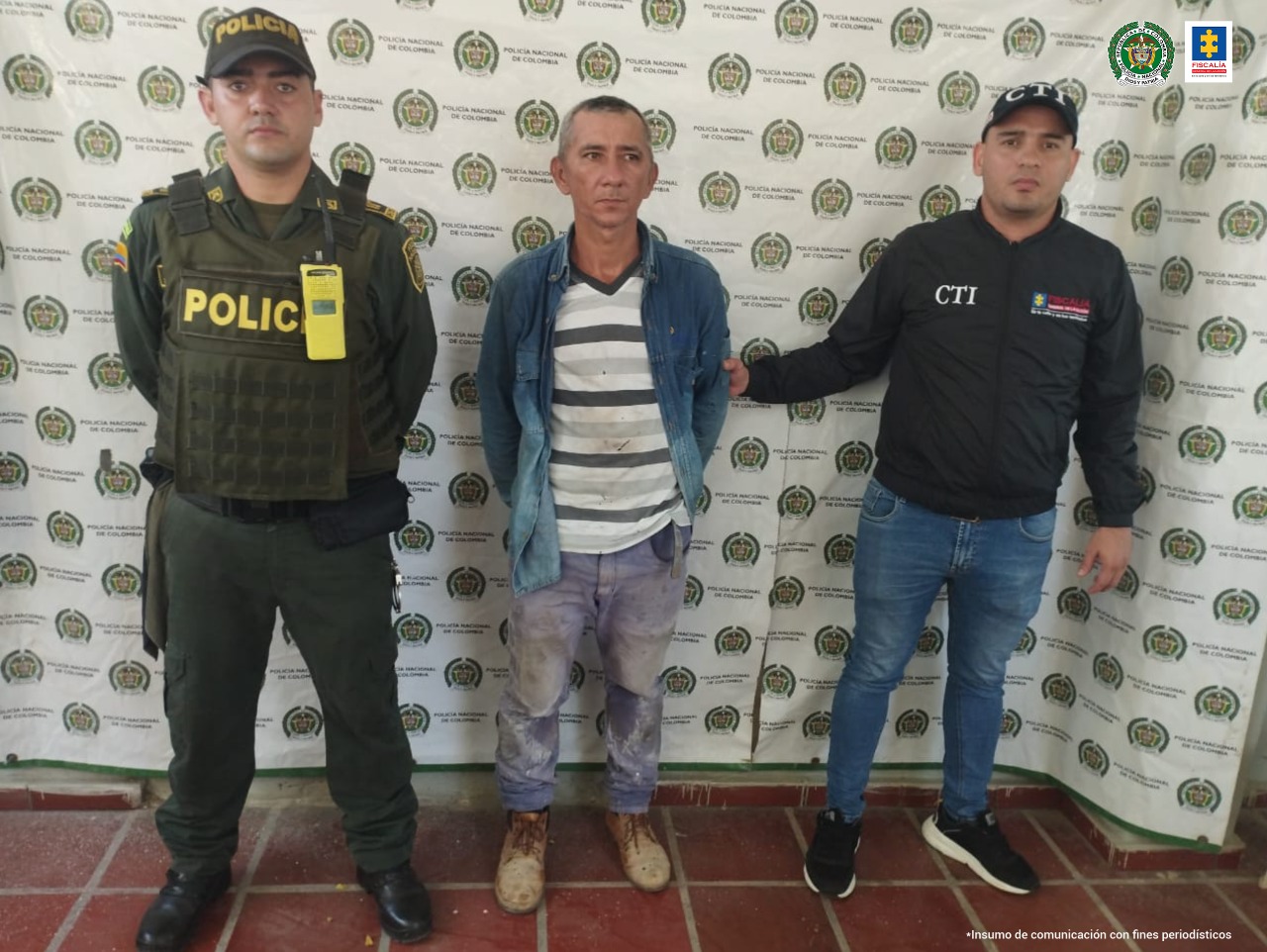 El capturado aparece junto a personal del CTI de la Fiscalía y la Policía. Al fondo puede verse un banner con logos de Policía Nacional.
