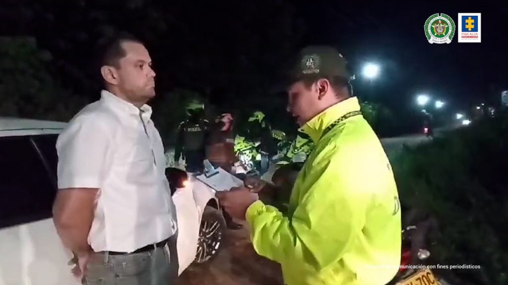 capturado esposado manos atrás escuchando a Policía notificando la razón de la captura.