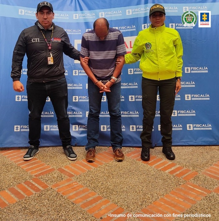 en la foto se aprecia a un funcionario del CTI y un miembro de la Policía custodiando al asegurado.