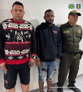 En la fotografía se aprecian de pie y esposados entre sí a Edwyn Alberto Garay Suárez y Andrés Fernando García Victoria. Uno viste saco negro con estampados rojos y en blanco las palabras ‘Star Wars’ en sentido horizontal; así como bermuda de color negro. El otro viste buso de color negro y bermudas de jean desgastado. Al extremo izquierdo de ellos hay un uniformado de la Policía.