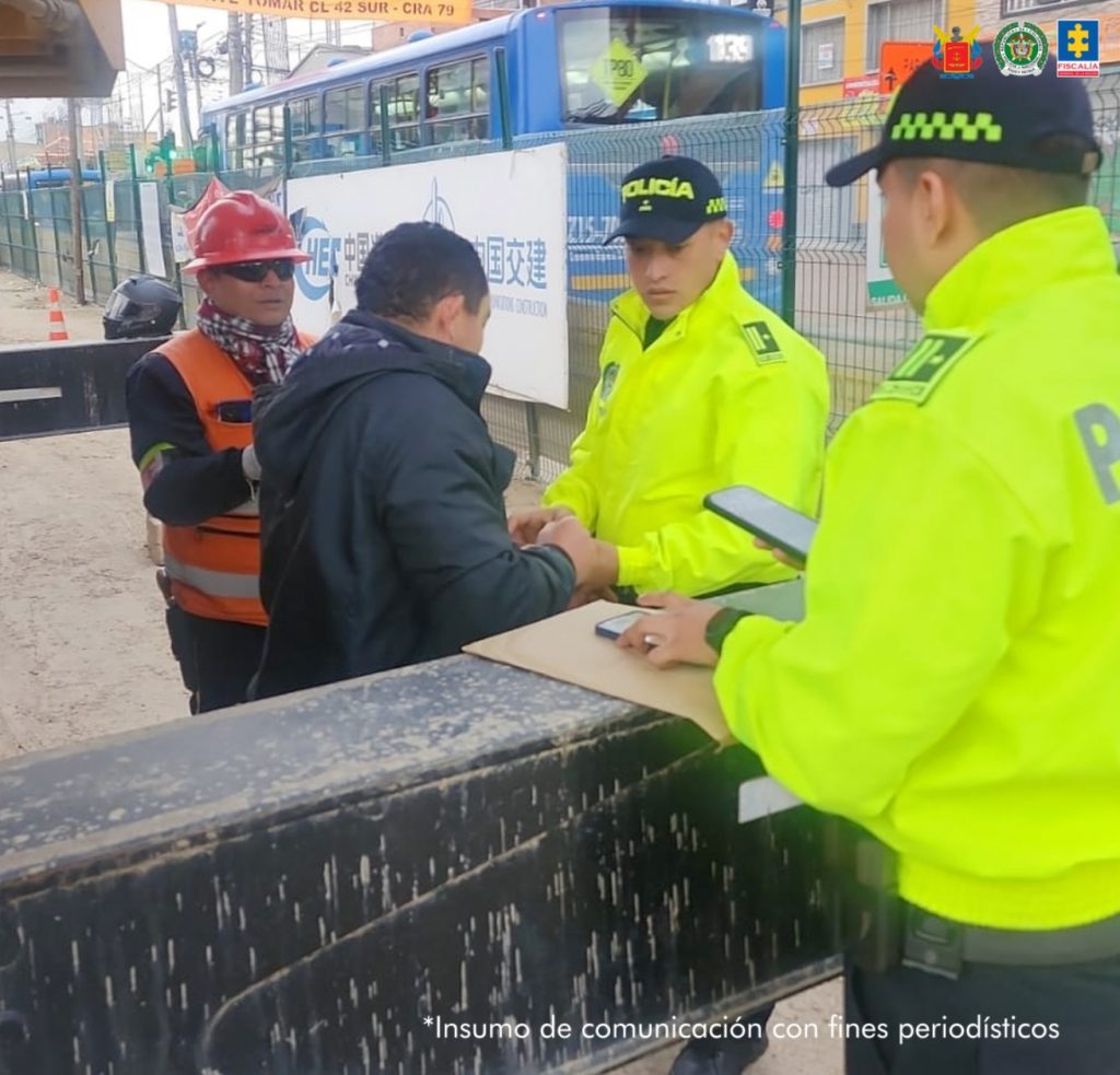Se visualiza al capturado de espaldas al momento de ser capturado por uniformados de la Policía Nacional en Bogotá.