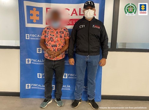 En la fotografía se aparece el capturado junto a un investigador del CTI. En la parte posterior se observa el banner de la Fiscalía General de la Nación.
