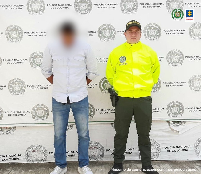 El procesado está con sus manos en la espalda en compañía de un funcionario de