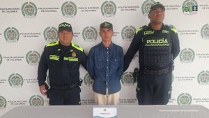 En cada foto se observan los procesados en medio de integrantes de la Policía Nacional.