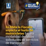 Imagen en donde en la parte central se observa a un hombre de espaldas utilizando un celular, lo que hace alusión a las aplicaciones de transporte. Sobre la imagen aparece un mensaje en letras destacadas:“En Meta la Fiscalía impacta el hurto de motocicletas bajo la modalidad de falsas solicitudes de servicios de transporte”.También se incluyen dos elementos gráficos:El logo de la Fiscalía en la parte inferior izquierda.Un recuadro azul con la etiqueta #EnLasRegiones en la parte derecha, acompañado de un ícono de ubicación.