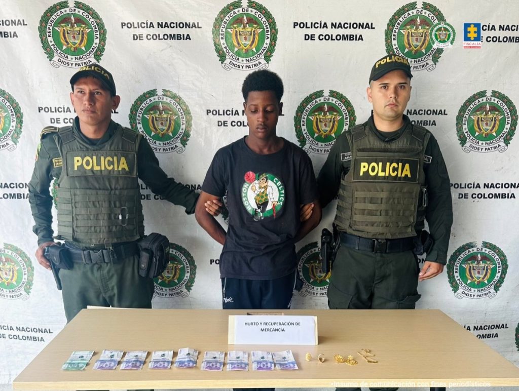 En la fotografía aparecen los dos capturados juntos a cuatro agentes de la Policía Nacional. En la parte superior se observa un banner de la Policía.