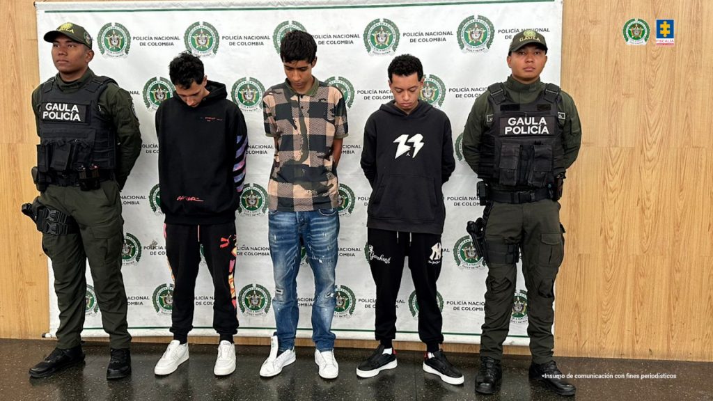 En la imagen están los 3 procesados en medio de dos servidores del Gaula de la Policía Nacional