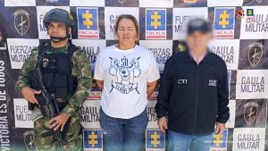 En la fotografía aparece una mujer capturada, acompañada de uniformados del Ejército Nacional y un servidor del CTI. En la parte posterior un banner con logos de la entidad.