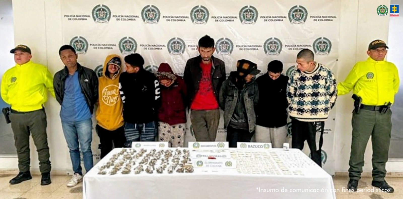 En la fotografía están los ocho capturados junto a dos uniformados de la Policía Nacional. En la parte posterior está una mesa con dosis de cocaína, marihuana y bazuco