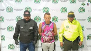En la imagen se ve una persona capturada entre un investigador del CTI y un uniformado de la Policía.