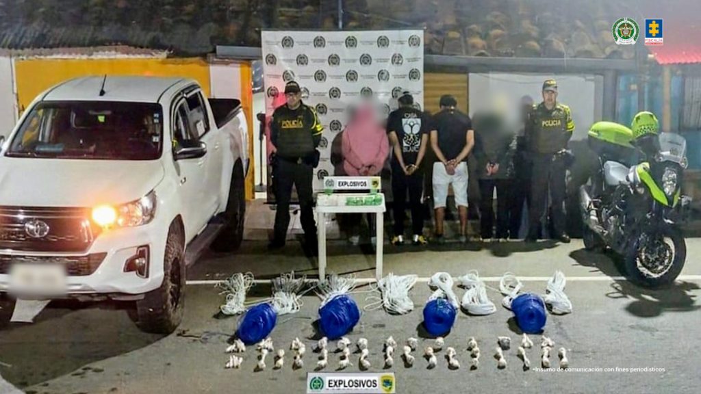 En la fotografía aparecen los dos capturados junto a dos uniformados de la Policía. En la parte posterior están una camioneta y el material explosivo incautado.