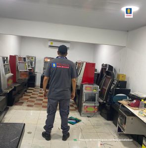 En la imagen se aprecia un funcionario del CTI de espaldas. El servidor está en un cuarto donde hay almacenadas varias máquinas que habrían sido usadas para explotar de manera ilegal juegos de suerte y azar.