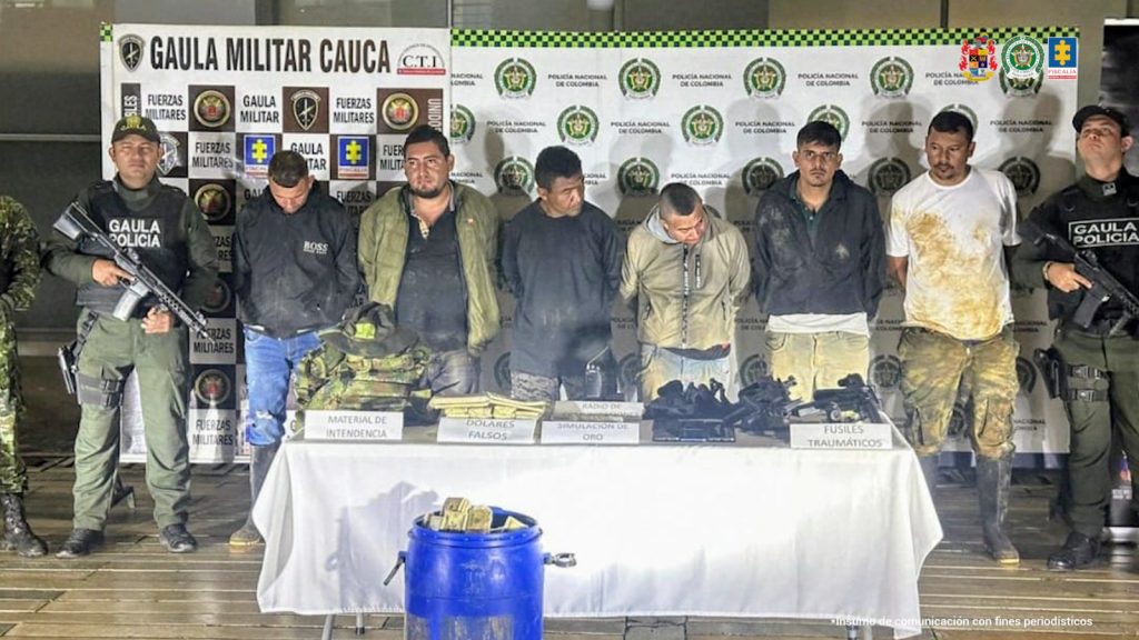En la imagen se ve a cinco personas capturadas junto a uniformados del Gaula de la Policía. Los cinco capturados se hacían pasar por miembros de una disidencia armada y retenían a los interesados en préstamos para proyectos comerciales.