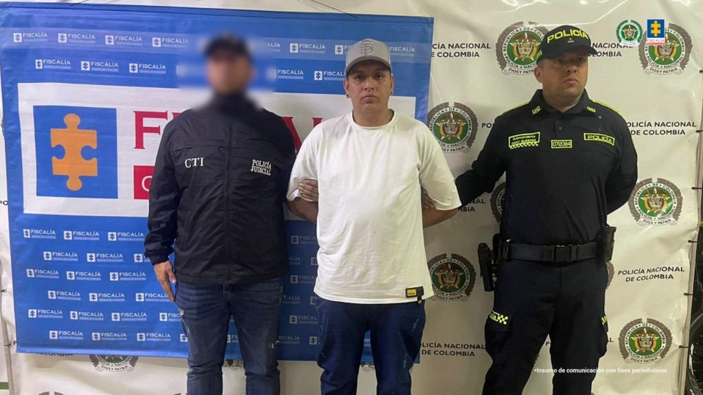 En la imagen aparece el procesado en medio de un un investigador del CTI y un patrullero de la Policía Nacional.