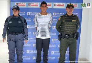 en la foto se aprecia a un funcionario del CTI y la Policía custodiando al asegurado.