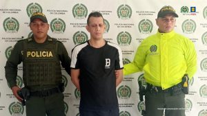 En la imagen aparece el procesado, con camiseta de color cafè, en medio de dos uniformados de la Policìa Nacional