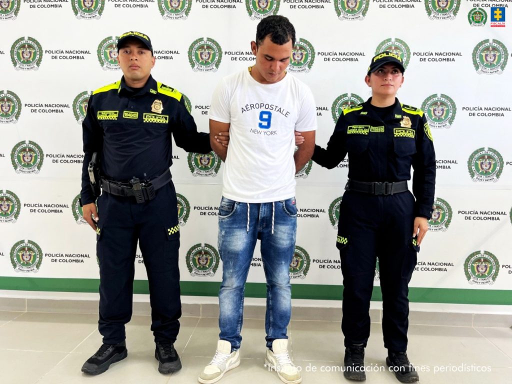 Los capturados aparecen esposados con sus manos a la espalda, y en medio de uniformados de la Policía Nacional.