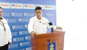 En la imagen el director acompañado de los periodistas de diferentes medios de comunicación en una rueda de prensa.