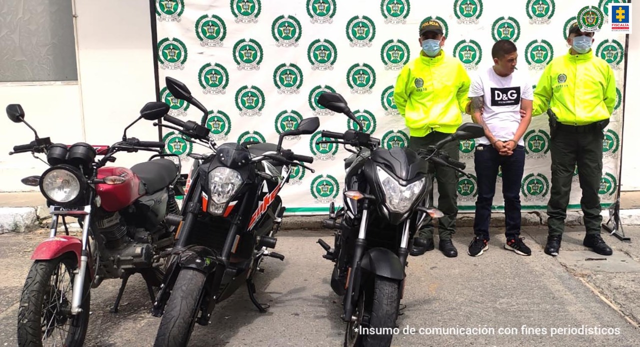 El capturado aparece esposado y está sujetado por dos uniformados de la Policía nacional, igualmente en la gráfica están las 3 motos incautadas con las que, al parecer, cometían los delitos.