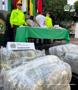 En la foto se observa parte de la marihuana incautada, donde están en bolsas negras y forradas con papel transparente. También se observan de fondo los dos capturados.