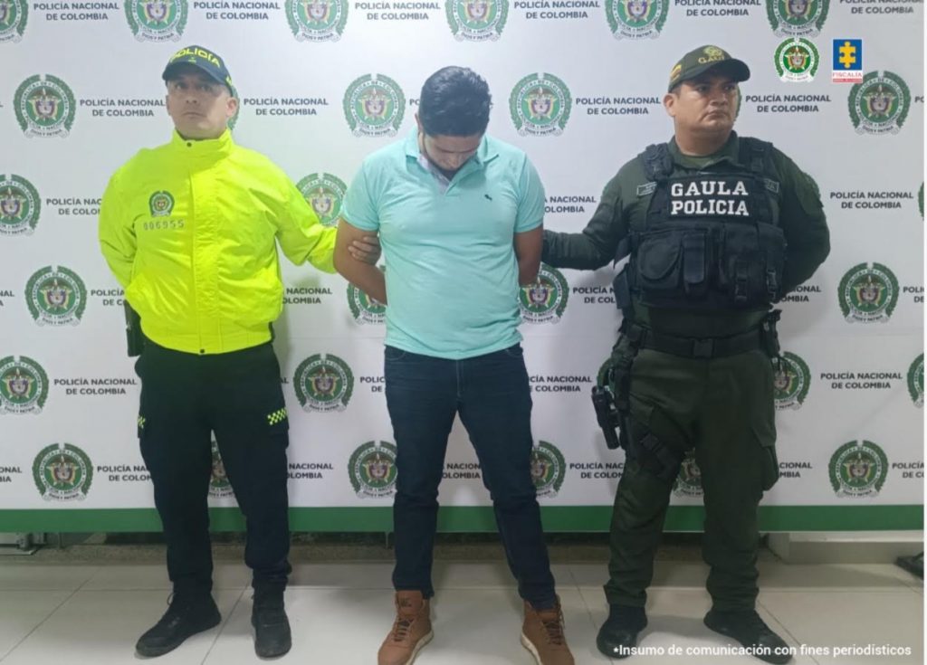 Los capturados están custodiados por uniformados de la Policía Nacional.