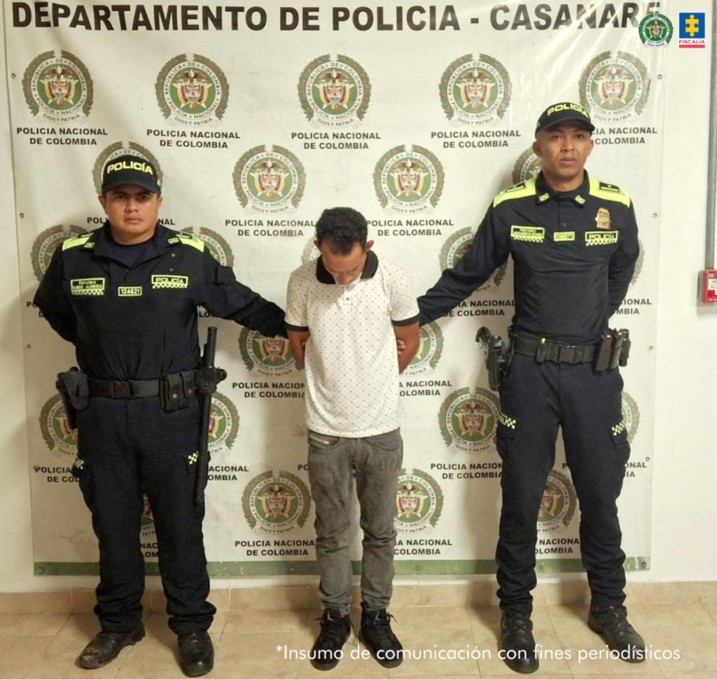 Los capturados aparecen esposados con sus manos a la espalda, y en medio de uniformados de la Policía Nacional.