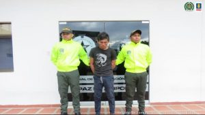 Los tres capturados aparecen custodiados por uniformados de la Policía, y esposados.