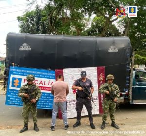 En la fotografía están los tres capturados junto a un servidor del CTI y a un soldado del Ejército Nacional. En la parte superior aparecen los camiones cargados con la caña de azúcar hurtada