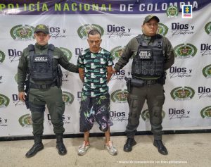 Fiscal Martha Mancera, Martha Mancera, Fiscal Mancera El capturado está esposado con sus manos a la espalda y está custodiado por dos miembros de la Policía Nacional