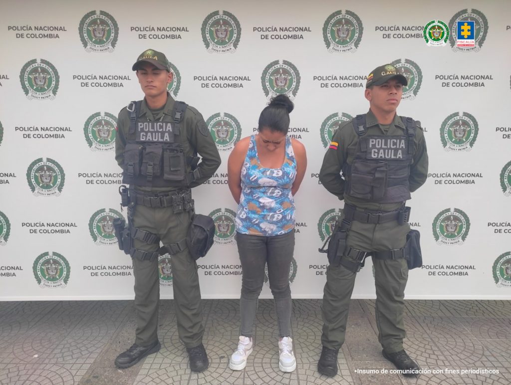 En las imágenes, aparecen los capturados esposados y custodiados por uniformados del Gaula Policía