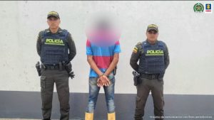 Fiscal Martha Mancera, Martha Mancera, Fiscal Mancera El capturado está de espalda, con sus manos esposadas y custodiado por dos uniformados de la policía.