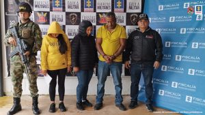 Los tres capturados, dos mujeres y un hombre, están custodiados por servidores del CTI de la Fiscalía y un miembro del Gaula del ejército.