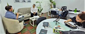 En la foto se aprecia al director de la Seccional Meta en entrevistas con varios medios de comunicación.