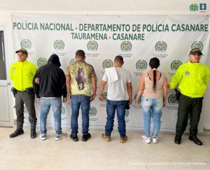 Los capturados aparecen de frente y de espalda y están custodiados por uniformados de la Policía Nacional.