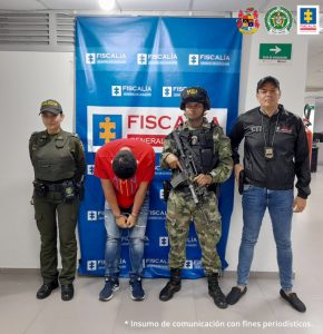 El capturado aparece rodeado de servidores del CTI y de la policía, en momentos en que le son leídos sus derechos como capturado, y en la otra imagen, está de frente pero con su rostro agachado.