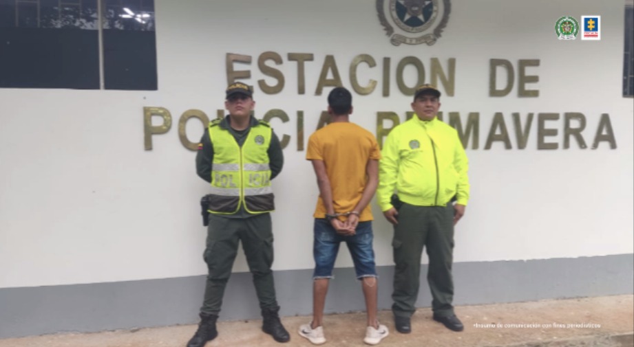 El condenado aparece de espalda, y se encuentra en medio de dos uniformados de la policía nacional.