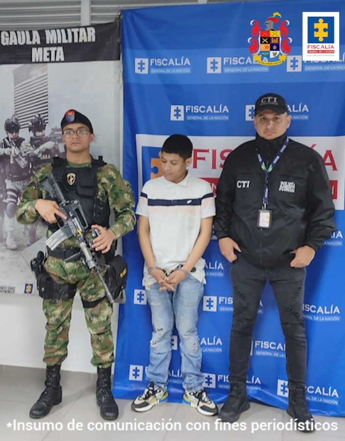 El capturado tiene sus manos adelante y está esposado, custodiado por miembros del CTI de la Fiscalía y ejército.