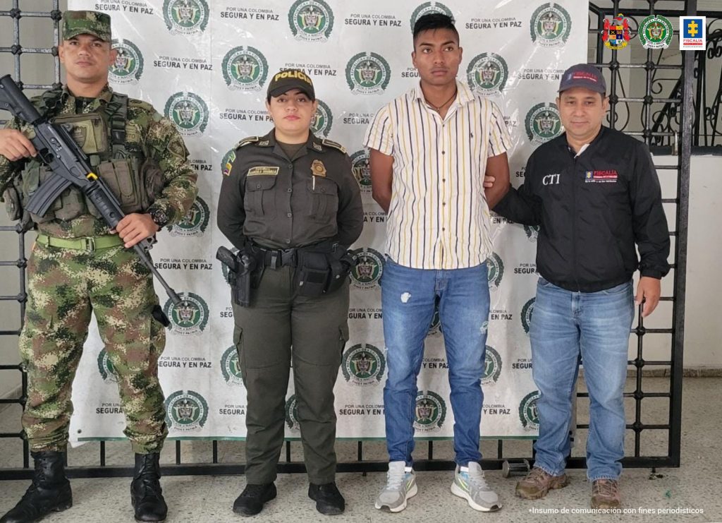 En la fotografía aparece un hombre capturado, acompañado de un servidor del (CTI), un uniformado de la Policía, uno del Ejército Nacional. En la parte posterior un banner con logos de la entidad.