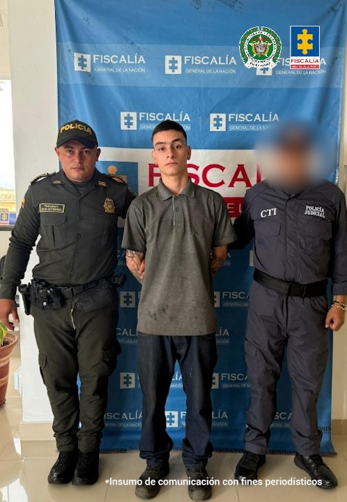 En la fotografía aparece de pie y con los brazos atrás Felipe Marulanda Trujillo. Viste con camisa de mangas cortas y cuello, de color gris; pantalón oscuro y zapatos negros. A su extremo izquierdo hay un servidor del CTI de la Fiscalía y al derecho un uniformado de la Policía Nacional. Detrás de ellos hay un pendón institucional de la Fiscalía.