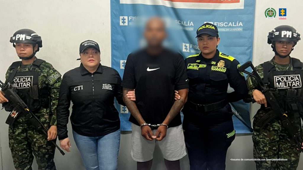 En la fotografía se encuentran cinco personas, entre ellas funcionarios del CTI, la Policía y el Ejército, quienes están custodiando al procesado.