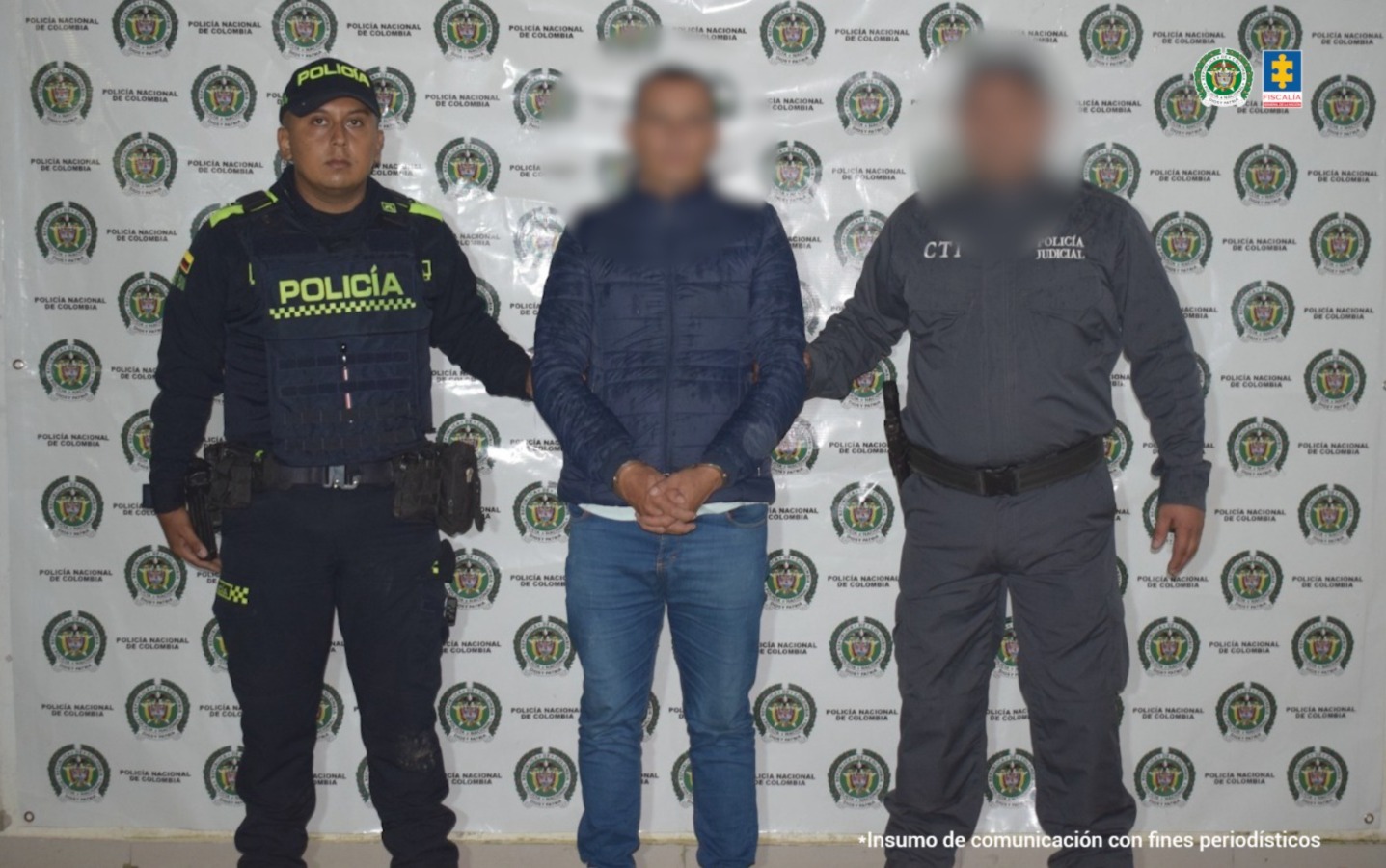El capturado se encuentra de frente y custodiado por un servidor del Cuerpo Técnico de Investigación CTI y un uniformado de la Policía Nacional. 