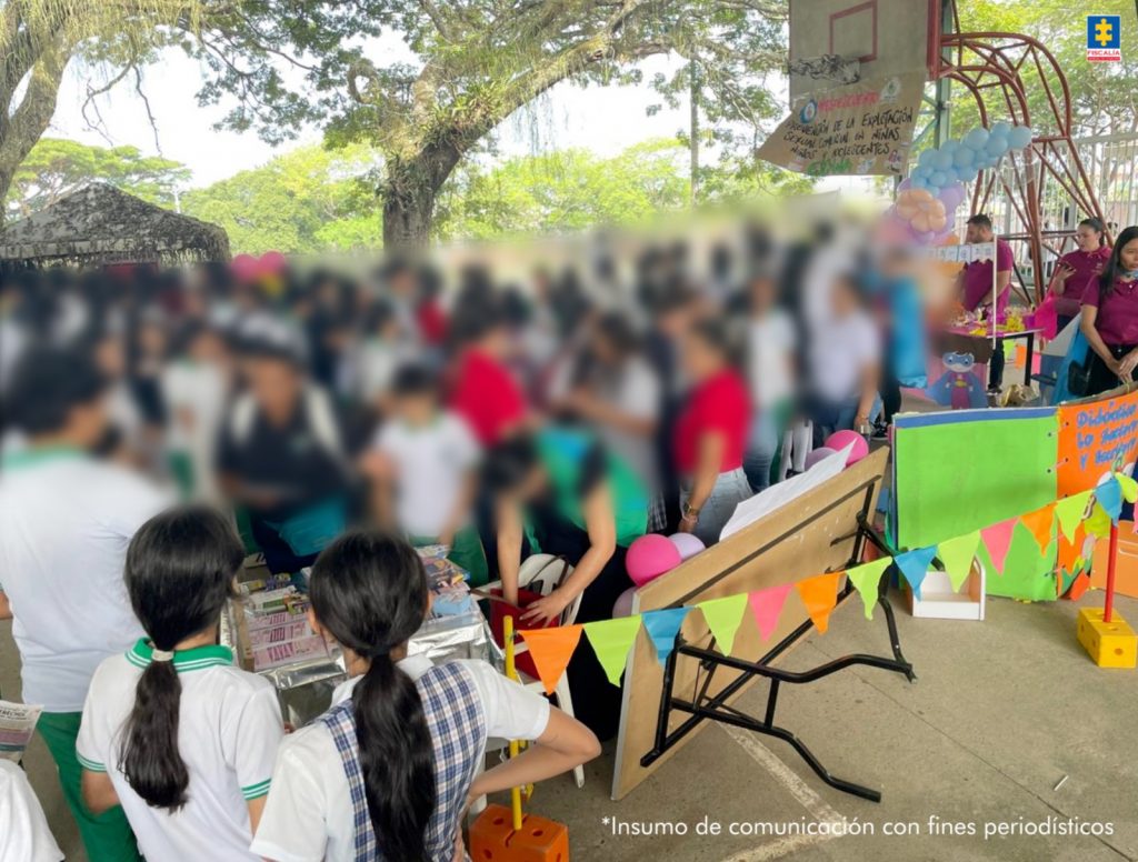 Se observan a todos los estudiantes disfrutando de las actividades y entidades que tuvieron participación dentro de la feria en el polideportivo del plantel educativo.